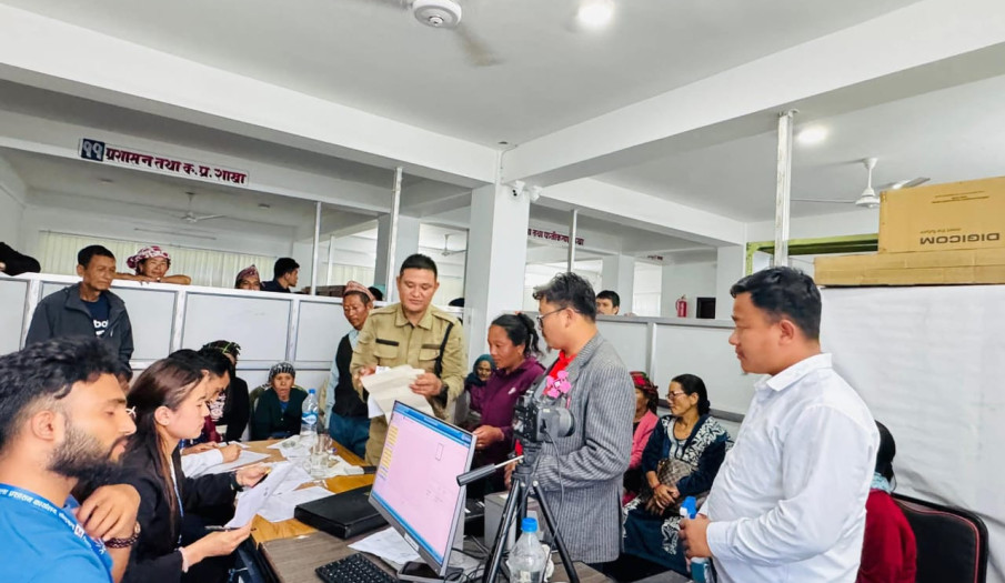 सोलुखुम्बु जिल्ला प्रशासनबाट पालिकासँगको समन्वयमा पालिकास्तरमा जेष्ठ नागरिक तथा फरक क्षमता भएका नागरिकहरुका लागि सञ्चालित राष्ट्रिय परिचय पत्रको विवरण संकलन कार्यक्रमको तस्बिरहरु