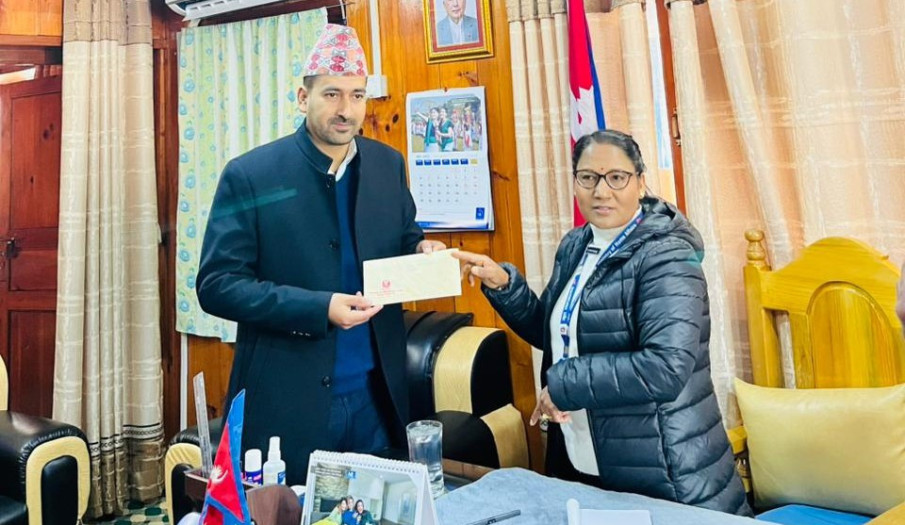 प्रमुख जिल्ला अधिकारीद्वारा सहायक प्रमुख जिल्ला अधिकारी श्री देवेन्द्र सुवेदीलाई कार्यालयमा स्वागत गर्नुहुदैँ।