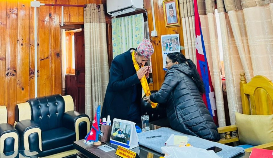 प्रमुख जिल्ला अधिकारीद्वारा सहायक प्रमुख जिल्ला अधिकारी श्री देवेन्द्र सुवेदीलाई कार्यालयमा स्वागत गर्नुहुदैँ।