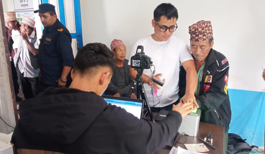 सोलुखुम्बु जिल्ला प्रशासनबाट पालिकासँगको समन्वयमा पालिकास्तरमा जेष्ठ नागरिक तथा फरक क्षमता भएका नागरिकहरुका लागि सञ्चालित राष्ट्रिय परिचय पत्रको विवरण संकलन कार्यक्रमको तस्बिरहरु