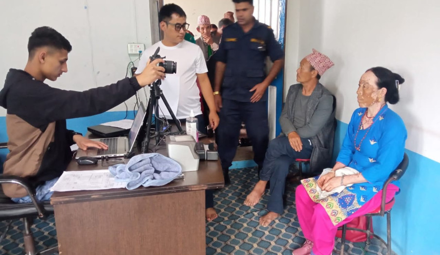 सोलुखुम्बु जिल्ला प्रशासनबाट पालिकासँगको समन्वयमा पालिकास्तरमा जेष्ठ नागरिक तथा फरक क्षमता भएका नागरिकहरुका लागि सञ्चालित राष्ट्रिय परिचय पत्रको विवरण संकलन कार्यक्रमको तस्बिरहरु