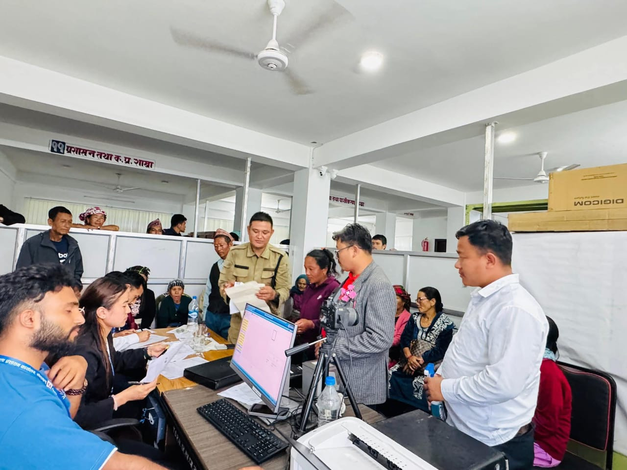 सोलुखुम्बु जिल्ला प्रशासनबाट पालिकासँगको समन्वयमा पालिकास्तरमा जेष्ठ नागरिक तथा फरक क्षमता भएका नागरिकहरुका लागि सञ्चालित राष्ट्रिय परिचय पत्रको विवरण संकलन कार्यक्रमको तस्बिरहरु