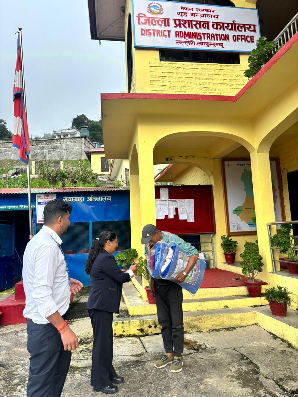 प्रमुख जिल्ला अधिकारीद्वारा पहिरो पिडितहरुलाई राहत वितरण