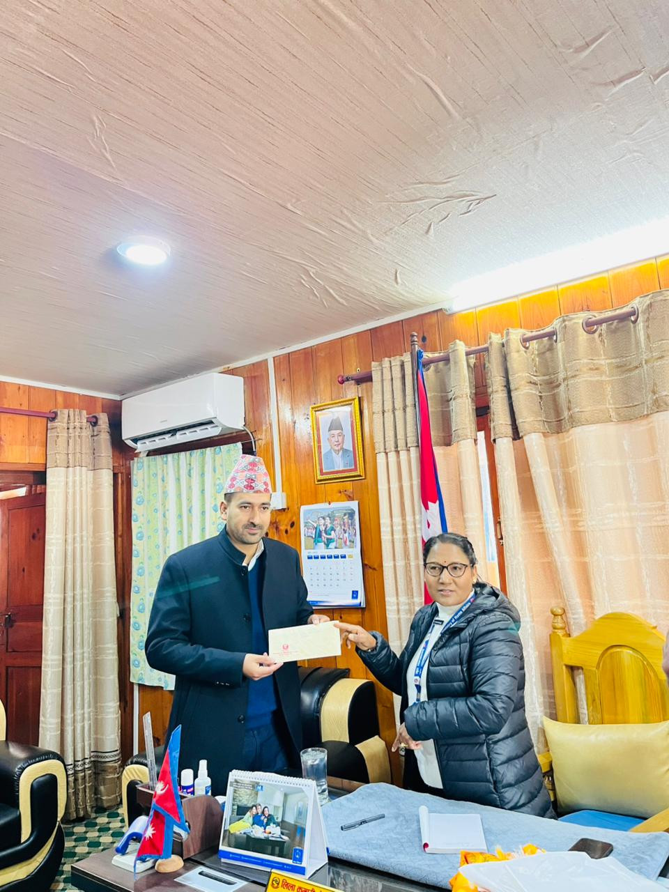 प्रमुख जिल्ला अधिकारीद्वारा सहायक प्रमुख जिल्ला अधिकारी श्री देवेन्द्र सुवेदीलाई कार्यालयमा स्वागत गर्नुहुदैँ।