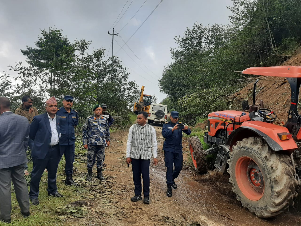 थुलुङ दुधकोशी गाउँपालिका वडा नं. १ र सोलुदुधकुण्ड नगरपालिका वडा नं.७ को सिमानामा रहेको भित्ते खोलामा गए राति गएको पहिरोको जिल्ला सुरक्षा समितिद्वारा पहिरोको स्थलगत निरिक्षण गर्दै।