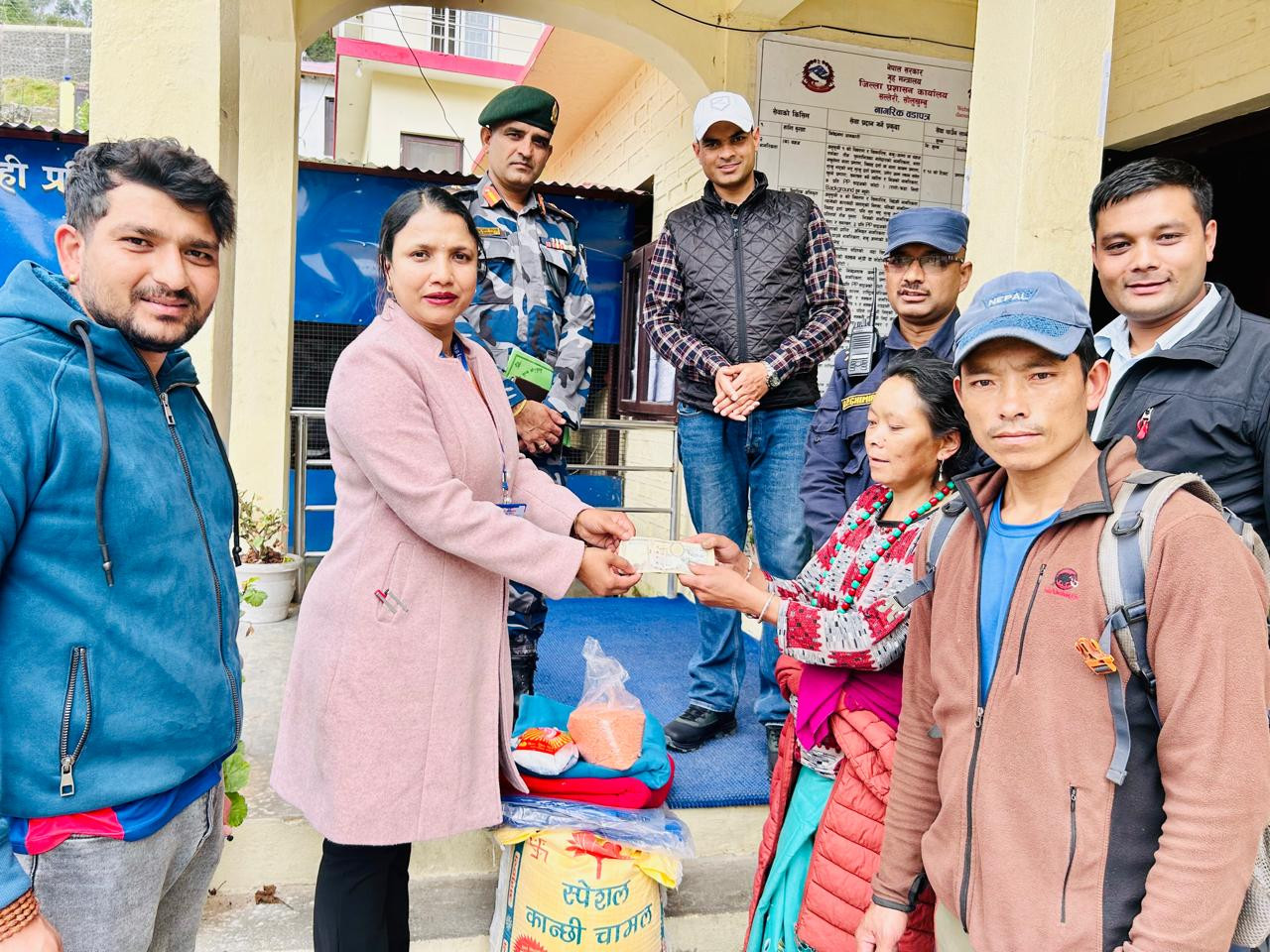 प्रस्तुत विषयमा सोलुखुम्बु जिल्ला थुलुङ दुधकोशी गाउँपालिका वडा नं.९ बस्ने मेकले तामाङको छोरा बुहारी जयविर तामाङको श्रीमती ङिम सरी तामाङको मिति २०८१।०३।२४ गते अन्दाजी १०:०० बजेको समयमा आगो सल्किन गई घर पूर्ण रुपमा क्षति भएकोले राहत रकम स्वरुप जिल्ला प्रशास